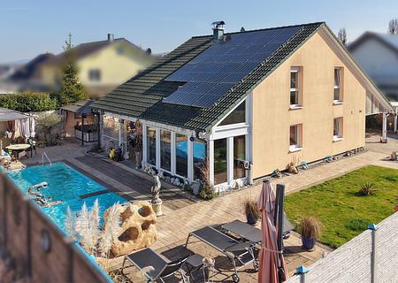 Exklusives Traumhaus mit Außenpool, Whirlpool, Kamin und wunderschönem Gartenparadies - Hausansicht