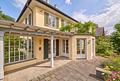 Klassische Villa von 1928 mit 6 Schlafzimmern, viel Charme und Traumgarten in unverbauter Bestlage - Terrasse mit verglastem Anbau