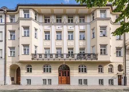 Kapitalanlage am Königsplatz: Büro-Einheit in Stadtpalais - Spätere Umnutzung zu Wohnraum denkbar - Denkmalgeschützter Altbau