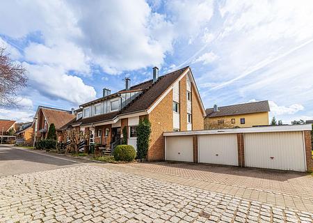 HEGERICH: Ein Zuhause, das begeistert – modernes Split-Level mit besonderem Raumgefühl - Außenansicht