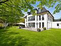 Raum für große Lebensentwürfe – Villa mit Südwestgarten in Solln - Gartenansicht mit Sonnenterrasse