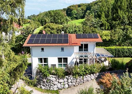 Samerberg – Modernes Wohnen mit Bergnähe und viel Wohnkomfort - Blick zum Haus