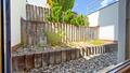 Herrliche Gartenwohnung mit Südloggia | großer Hobby-/Büroraum mit Duschbad | Carport - Abböschung von innen