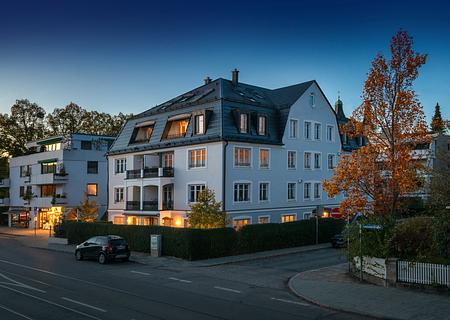 Luxuriös & familiengerecht: 4-Zimmer-Penthouse mit Designausstattung, Dachterrasse und Liftzugang - Elegante Stadtvilla in Nymphenburg