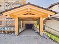 Leben, wo andere Urlaub machen – Exklusive Gartenresidenz mit 297 m² Privatgarten am Schliersee - Tiefgaragenrampe