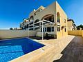 Erdgeschoss-Wohnung mit 2 Schlafzimmern, 1 Bad, Privatpool und großer Terrasse nur 600 m vom Strand