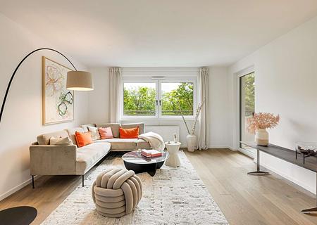 Großzügige 4-Zimmer-Wohnung mit zwei Loggien und großem Wellnessbad - einladendes Wohnzimmer