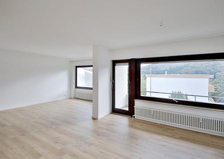 Großzügige 4-Zimmer-Wohlfühlwohnung zu vermieten mit sonnigem Balkon in Baden-Baden Weststadt - Wohnzimmer mit Balkon