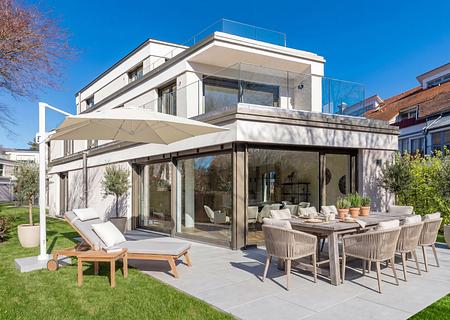 Erstbezug: Großzügige 4-Zimmer-Gartenwohnung mit Hobbyraum und privatem Haus-im-Haus-Gefühl - Outdoor-Refugium (KI bearbeitet)