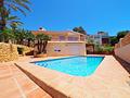 Wunderschöne Villa mit 3 Schlafzimmern, 3 Bädern, Privatpool, Meerblick und direktem Strandzugang