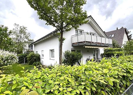 Freistehendes Ein-/ Zweifamilienhaus auf sonnigem Gartengrundstück mit viel Potenzial in Ottobrunn - Blick auf Haus