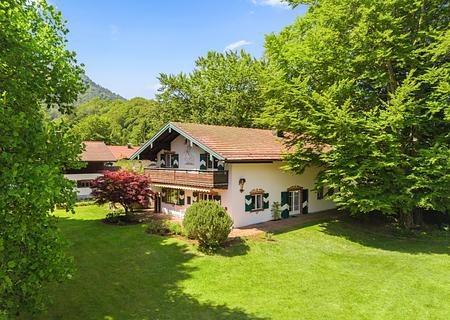 Traumlage zwischen Kampenwand und Chiemsee: Geräumiges Landhaus mit Gestaltungspotenzial - Parkähnlicher Garten