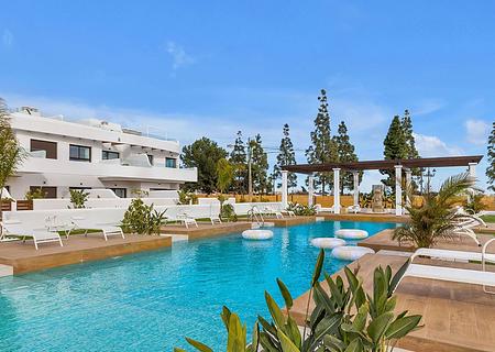 Penthouse-Wohnungen mit 3 Schlafzimmern, 2 Bädern, Dachterrasse, Gemeinschaftspool und Tiefgaragenstellplatz im La Serena Golf Komplex