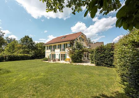 Elegante Villa im Landhausstil mit separatem Einlieger- oder Bürobereich - Eleganter Landhaus-Stil