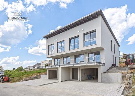 NEUBAU - Exklusive Doppelhaushälfte mit Garage, Stellplatz und Balkon im Neubaugebiet "Hühnlesäcker" - Straßenansicht