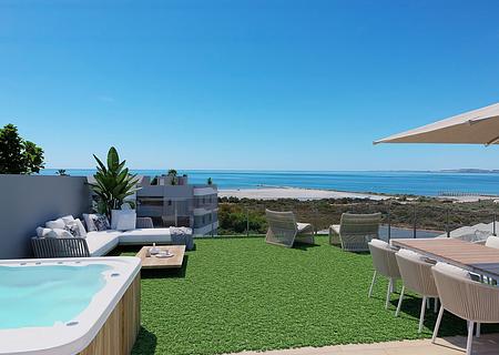 Penthouse-Wohnungen mit 3 Schlafzimmern, 2 Bädern, Vorinstallation Klimaanlage, Kfz-Stellplatz, Meerblick und Gemeinschaftspool nur 100 m vom Strand