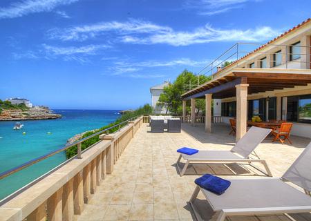 Villa in 1. Meereslinie mit Ferienvermietungslizenz in Cala Marsal auf Mallorca zu verkaufen