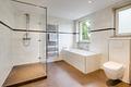 Gepflegtes Einfamilienhaus mit moderner Ausstattung und bis zu neun Zimmern - Kinderbad mit Wanne und Dusche