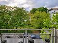 Ottobrunn: Lichtdurchflutet, hohe Räume, toller Schnitt - stylisches Wohnen in ruhiger Lage. - Mini-Balkon an Küche