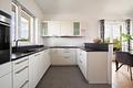3-Zimmer-Penthouse mit Dachterrasse und stufenfreiem Zugang in naturnaher Lage - Zeitlose Leicht-Einbauküche