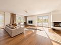 Prinz-Ludwigs-Höhe: Exklusives Penthouse mit Dachterrasse, Sauna & Gästeapartment - heller Wohnbereich mit Holzkamin