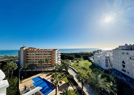 Maisonette-Wohnung mit 3 Schlafzimmern, 2 Bädern, 2 Kfz-Stellplätzen, Gemeinschaftspool und Meerblick nur 100 m vom Strand