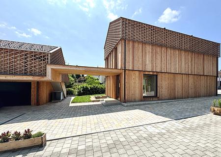 HOLZKIRCHEN - sofort bezugsfertig: Premium-Stadthaus, ein architektonisches und ökologisches Juwel - Haupthaus und Remise