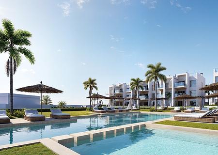 Wohnungen mit 3 Schlafzimmern, Tiefgaragenstellplatz und Gemeinschaftspool in einer wunderschönen Golfanlage und nur 500 m vom Strand