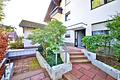 Attraktive 2-Zimmer-Eigentumswohnung mit Balkon und eigener Garage - Hauseingang