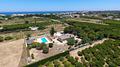 Villa mit 4 Schlafzimmern und großem Pool, auf einem großzügigen Grundstück ohne Stromleitungen und in unmittelbarer Nähe zum Strand