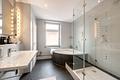 Reizvolle Maisonette-Wohnung mit Dachterrasse und Garage im Altbau von 1896 - Großes Badezimmer mit separatem WC