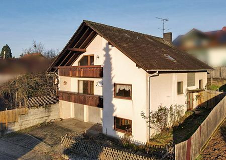 Massives, sanierungsbedürftiges Zweifamilienhaus mit 192 qm Wohnfläche in ruhiger Wohnlage - Zweifamilienhaus