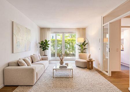 Bezugsbereit: Sympathische, gut geschnittene 2-Zimmer-Wohnung in grüner Lage - Wohnzimmer (virtuell möbliert)
