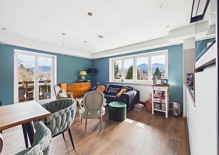 Tegernsee-Flair mit Wallbergblick: Sanierte 3-Zimmer-Wohnung mit großem Sonnenbalkon - Wohnbereich