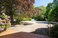 Privatsphäre in nobelster Gartenlage: Architekten-Villa von 1982 mit Gäste-Dependance - Einladender privater Vorplatz