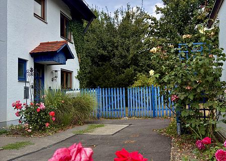 Herbstlicher Traumgarten umgibt geräumige DHH in Gilching - Willkommen im Gartenparadies