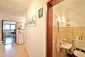 Vermietete 2-Zimmer-Wohnung mit Balkon, Aussicht, Aufzug & Garage – solide Kapitalanlage - Flur