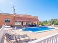 Sehr schöne Landhaus-Villa mit 3 Schlafzimmern, 2 Bädern, Dachterrasse und Privatpool