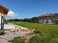 Wo das eigene Zuhause noch Platz zum Atmen hat – sonniges Baugrundstück in Warngau - Bestandsgrundstück mit Nachbarbebauung