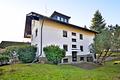 Gepflegte 2-Zimmer-Eigentumswohnung mit Balkon und Garage in ruhiger Lage von Bad Wildbad - Außenansicht Haus & Garten