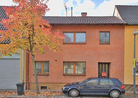 Charmantes Reihenmittelhaus mit 141 qm Wohnfläche, Garage, Terrasse und Südgarten - Frontansicht