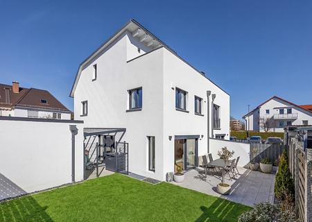 Familiengerechte Doppelhaushälfte in moderner Ästhetik mit Südterrasse und Garten - Attraktive Doppelhaushälfte