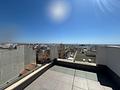 Neuwertige Penthouse-Wohnung mit 2 Schlafzimmern, 2 Bädern, Dachterrasse und Tiefgaragenstellplatz nur 700 m vom Strand