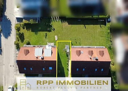 Kapitalanlage - 6-Familenhaus - KfW QNG - Neubau in gewachsenen Wohngebiet in Eching - Drohnenansicht Grundstück aktuell