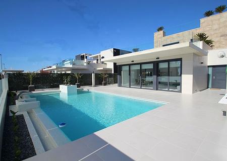 Exklusive Villen mit 4 Schlafzimmern, 4 Bädern, Dachterrasse und Privatpool nur 600 m vom Strand