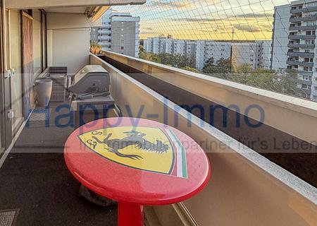 bezugsfreie 3-Zimmer-Wohnung / Westbalkon / 8. OG / Küche mit EBK / Keller / TG Einzellstellplatz - Balkon 