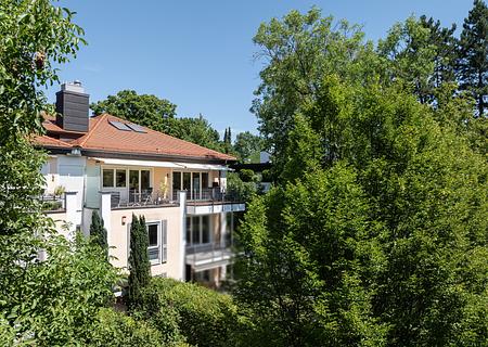 Haus im Haus: Maisonette-Wohnung über 222 m² mit drei Terrassen in grüner Toplage - Idyllisch und ruhig