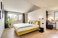 Mit Weitsicht geplant: Wohngesundes Architektenhaus mit Design-Ausstattung - Schlafzimmer mit Ankleide