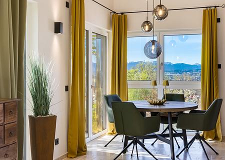 Stilvolles Familiendomizil mit Einliegerwohnung und spektakulärem Alpenblick - Essplatz mit Traumblick