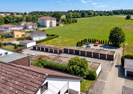 Ruhig gelegene 2-Zimmer-Wohnung mit offener Wohnküche, Balkon & Garage - zum Sommer bezugsfrei - Aussicht Felder